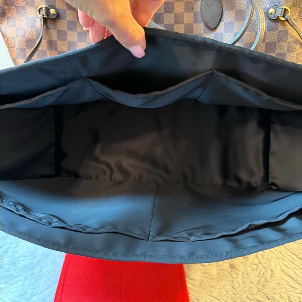 Louis Vuitton GM Damier Ebene Tote with bag and pouch inserts. - Picture 6 of 8
